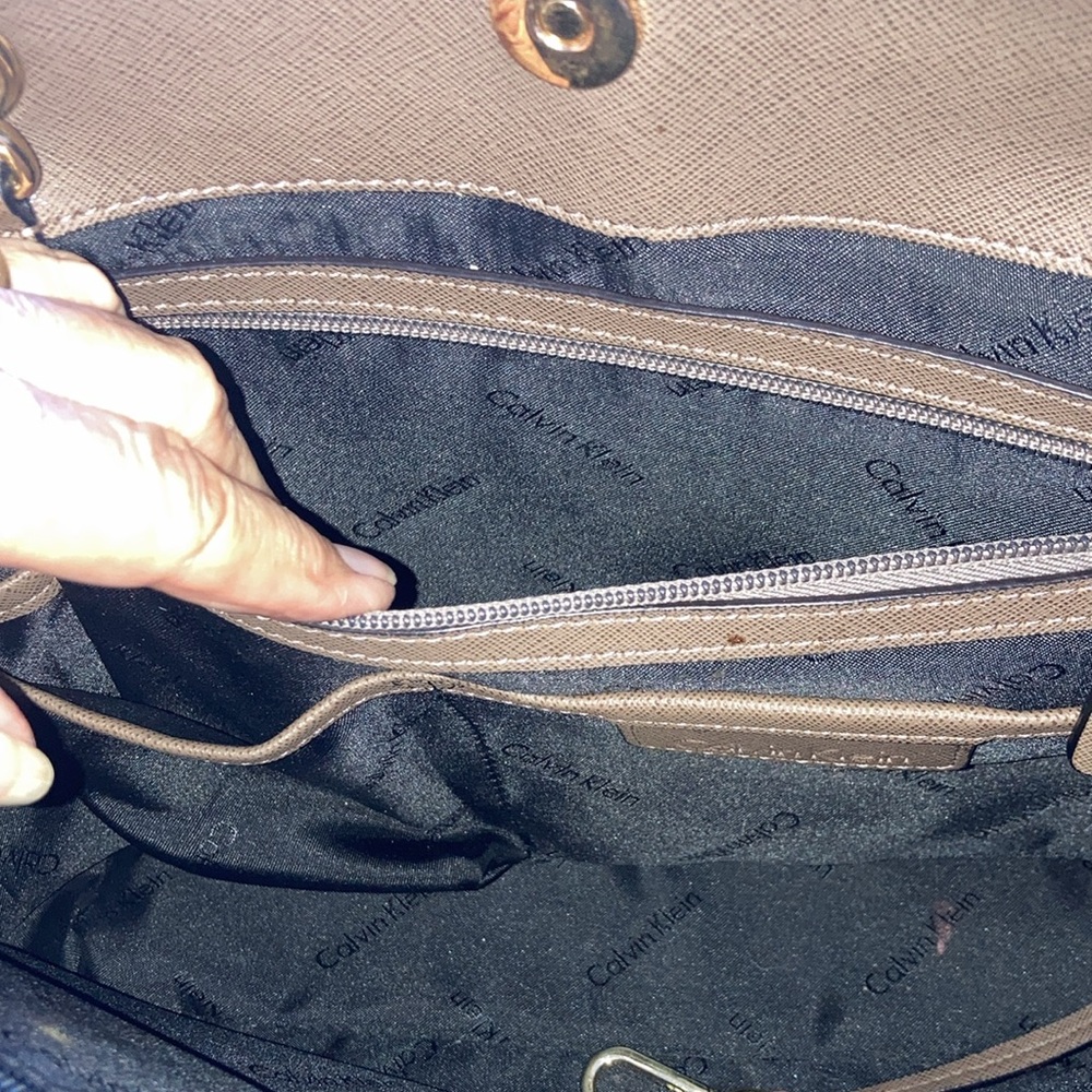 EUC CALVIN KLEIN large bag w/ big end pockets, gt hardware, snap close $78 - Picture 7 of 13